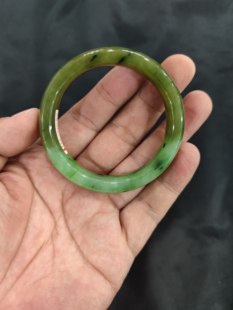 和田碧玉手镯乌兰海碧玉带糖双色碧玉手镯轮胎款无裂54圈口