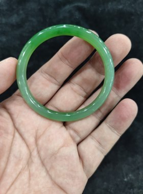 和田碧玉手镯冰底阳绿白加绿圆条手镯无裂质地细腻有微棉点53圈口