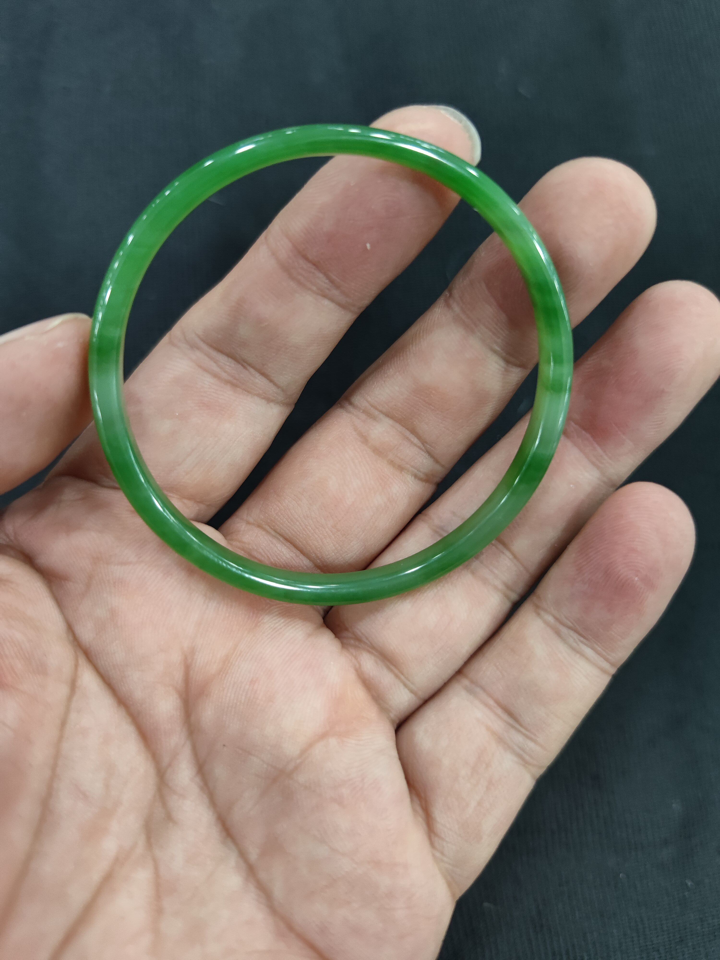 和田碧玉手镯冰底阳绿白加绿细条手镯无裂无纹55圈口