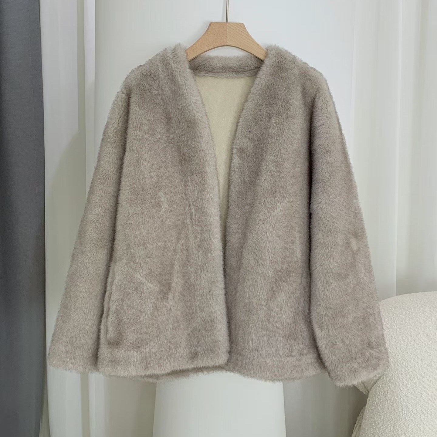 女银蓝貂羊毛暗扣V领皮草外套