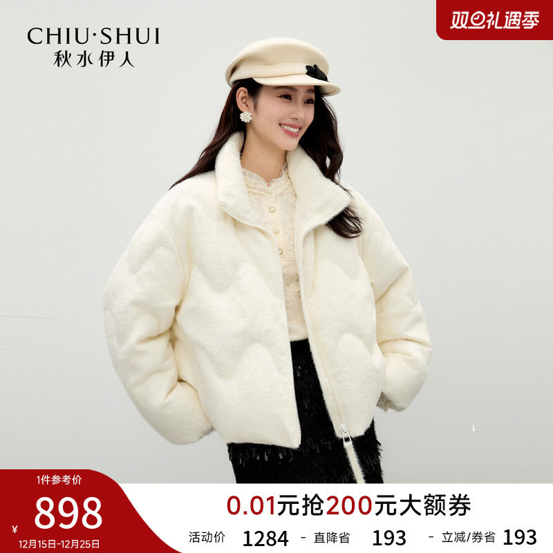 宽松版型营造随性风格，高领设计增加保暖性