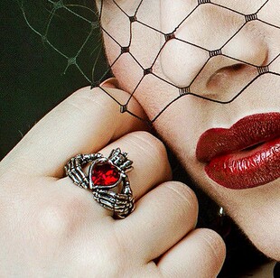 Alchemy R210 Claddagh By Night夜之克拉达王冠红心水晶哥特戒指