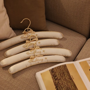 白金|自制儿童小衣架 品牌绸缎海绵衣挂 无痕防滑不起肩