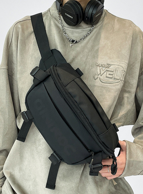 胸包ins潮酷大容量机能邮差包男士包包黑色新款小挎包单肩斜挎包