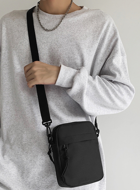 斜挎包男简约黑色新款休闲手机包小挎包ins潮牌男士背包单肩包女