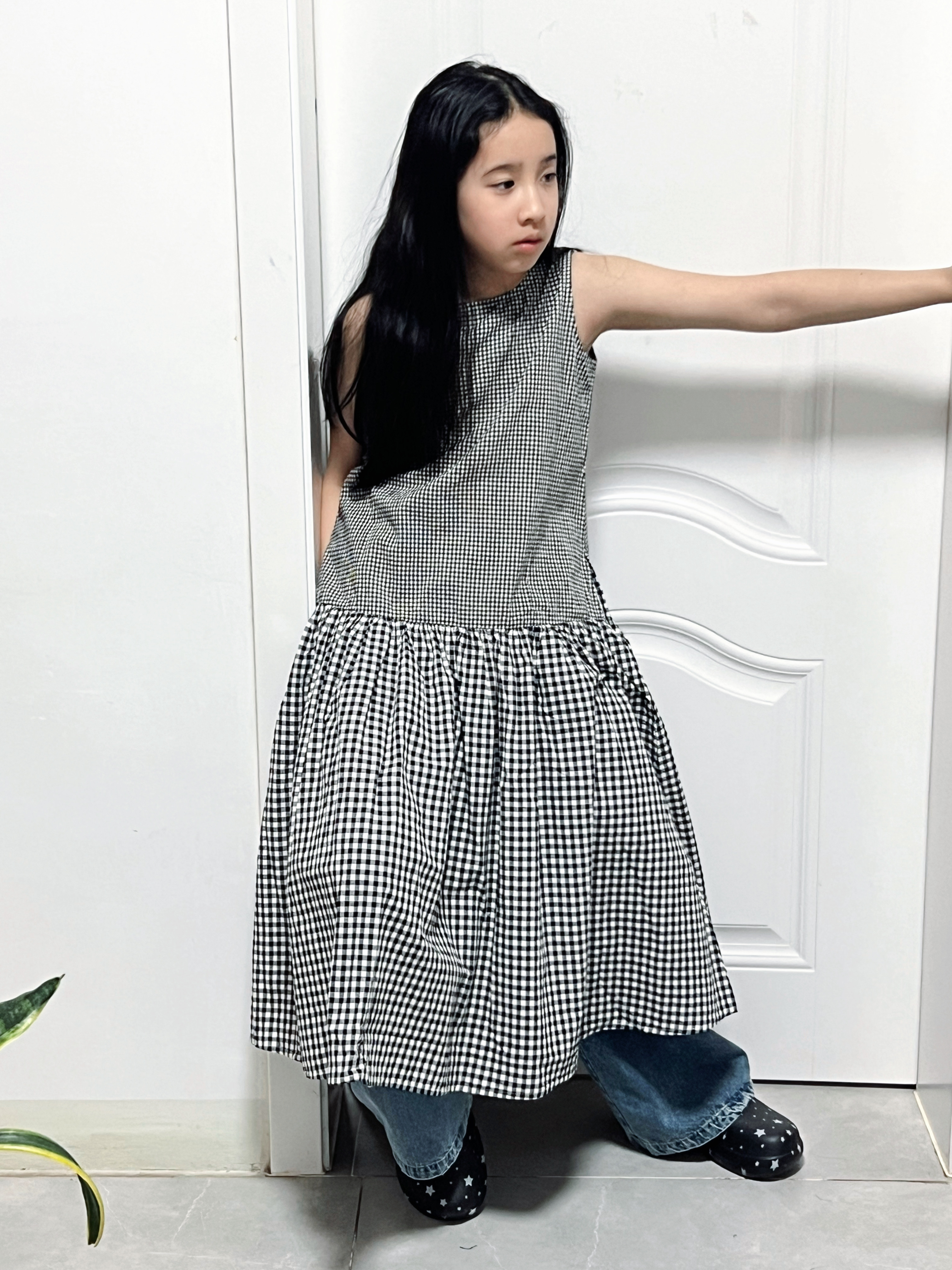 2026年夏季新款女童日系黑白格子拼接无袖连衣裙亲子款气质长裙