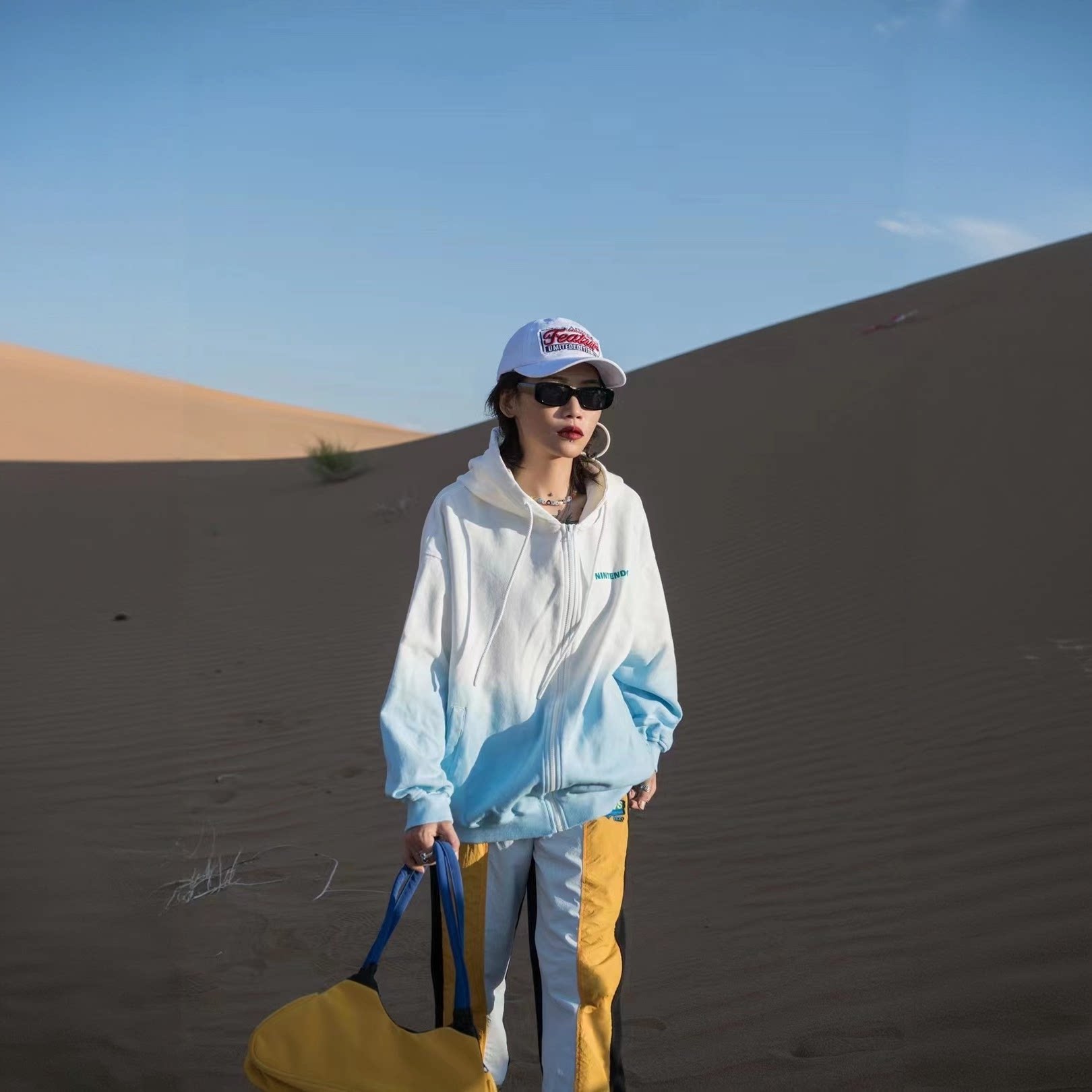 街头休闲风连帽卫衣女7家2026春新款宽松拉链外套白色渐变防晒衣