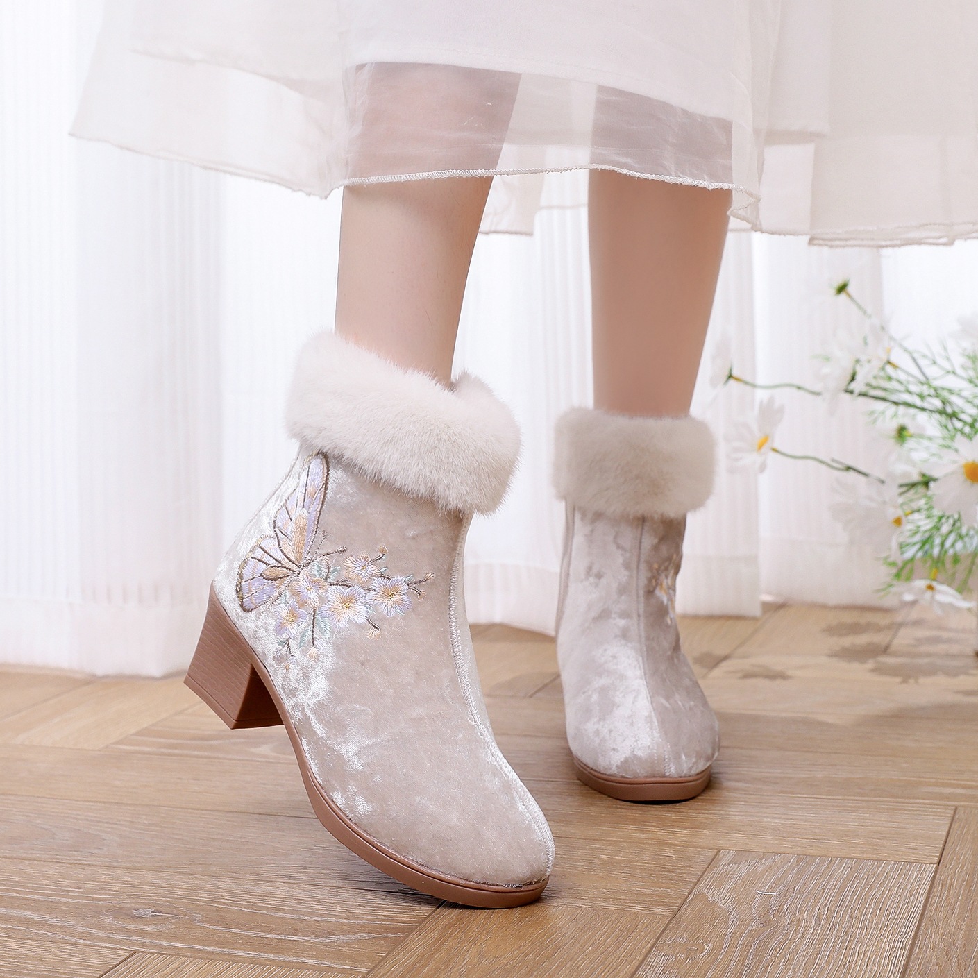 新款冬季加绒复古绣花鞋古风老北京布鞋妈妈民族风绒面配旗袍短靴