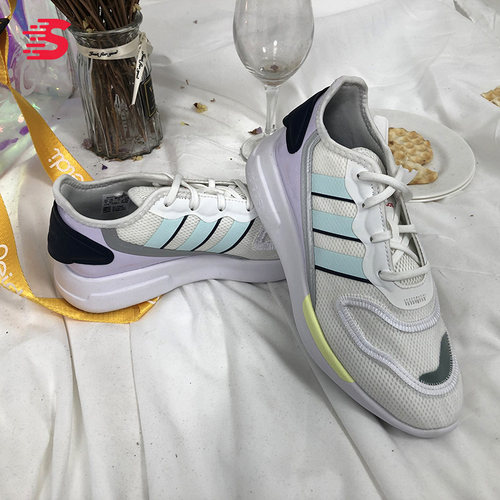 三叶草女子运动鞋阿迪达斯