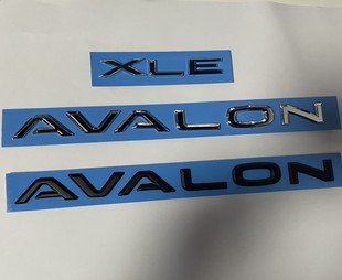 适用一汽亚洲龙车标AVALON英文字母标志XLE后备箱尾门贴标哑黑色