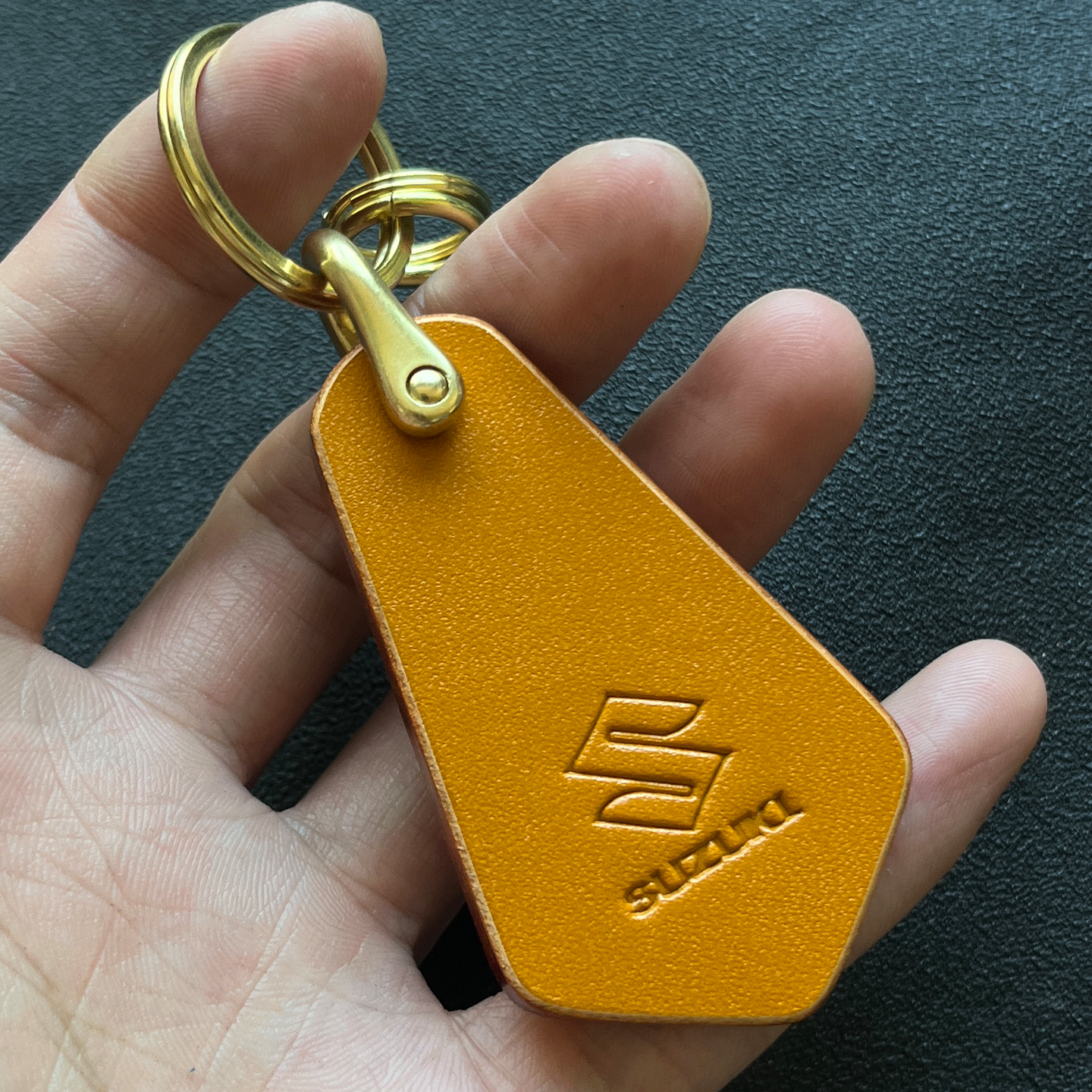 适用于铃木汽车摩托车吉姆尼钥匙扣真皮牛皮挂件 可印字母号码