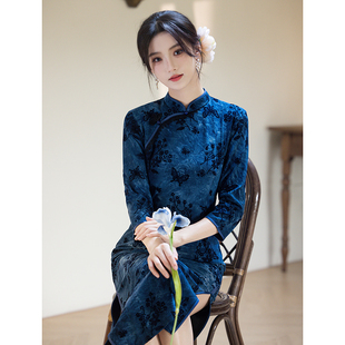 蓝色丝绒复古旗袍民国长款中袖改良2025年新款显瘦高级感妈妈长袖