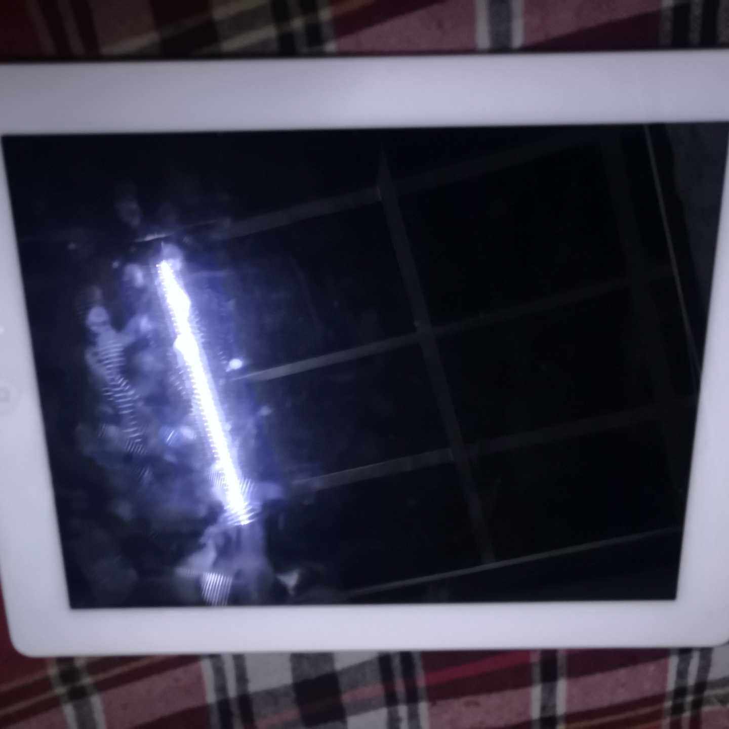 iPad2，32G，外观见图，有一个角有一个小磕碰，不影响使—议价