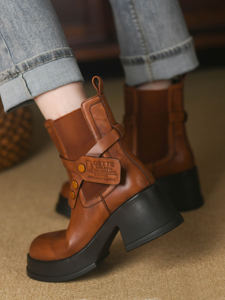 두꺼운 발 뒤꿈치가있는 여성을위한 영국 스타일 복고풍 둥근 발가락 두꺼운 밑창 짧은 부츠 2024 가을 겨울  가죽 첼시 부츠 하이힐 굴뚝 부츠