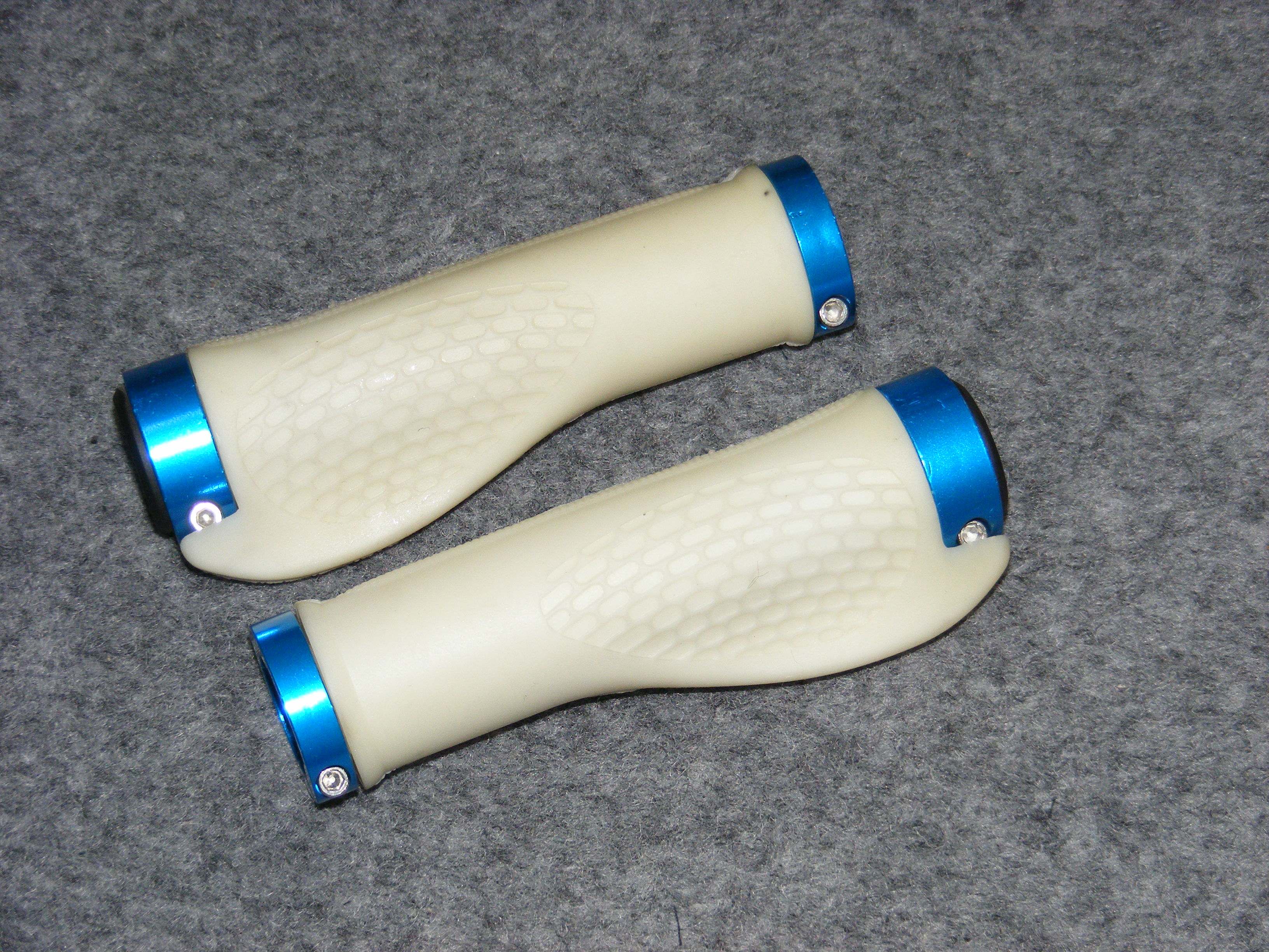 Poignées de vélo - Ref 2349654 Image 1