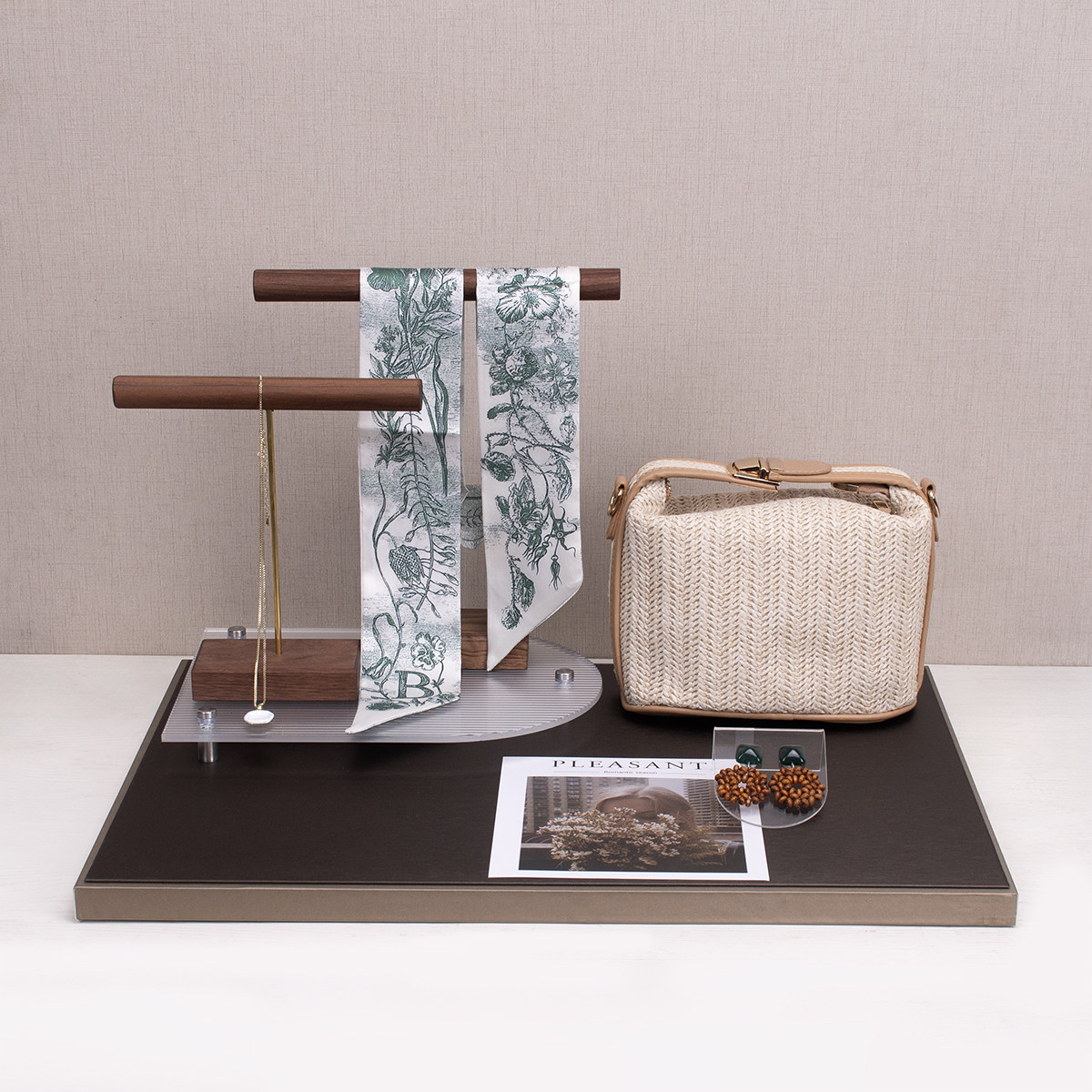 古典风样板房衣帽间摆件软装衣柜木质展示架草编包丝巾组合展示