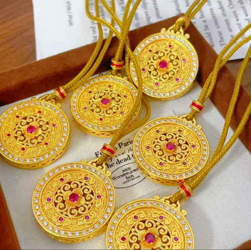 新中式 古法金镂空錾刻红点钻花丝如意圆盘吊坠项链罗盘毛衣链女