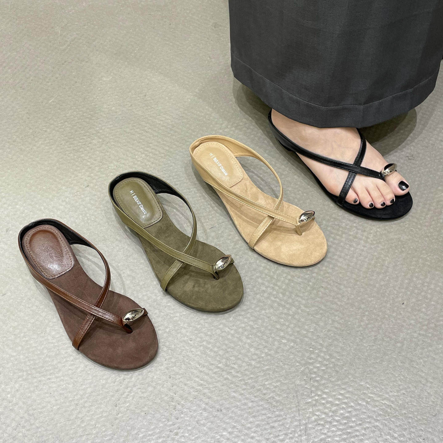 十三行女鞋实拍简约风套趾凉拖鞋女夏百搭夹趾低跟人字拖配裙子鞋