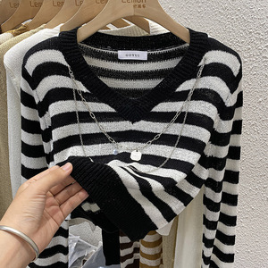 2023条纹短款垫肩针织衫女设计感小众宽松打底衫秋冬V领长袖上衣