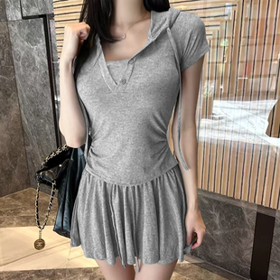 灰色运动休闲连帽短袖 T恤上衣女早春性感显瘦高腰半身裙两件套装