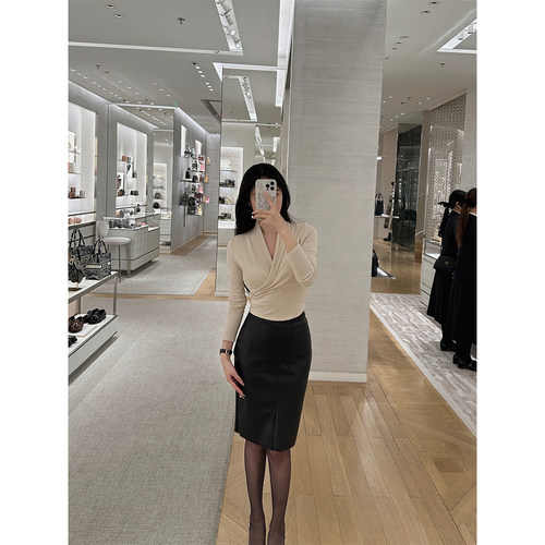 磨毛细坑条针织上衣小羊皮半身裙