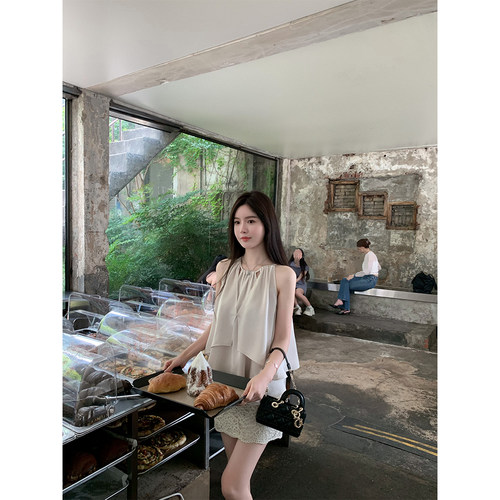 荷叶缎面上衣/蕾丝包臀短裙