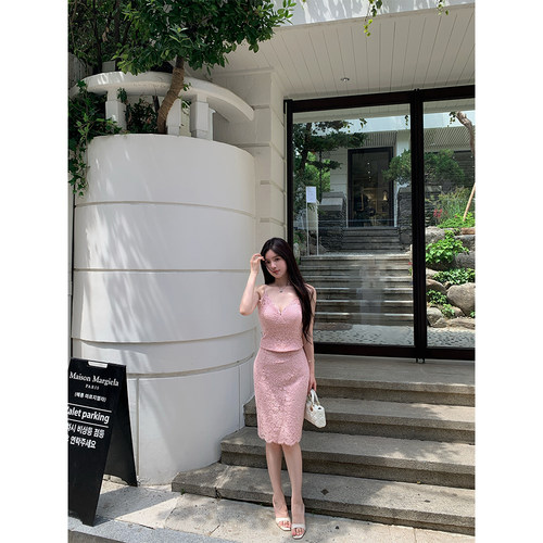 纯欲修身蕾丝吊带上衣/包臀半裙