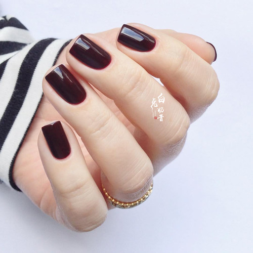 指甲油essie显白黑樱桃