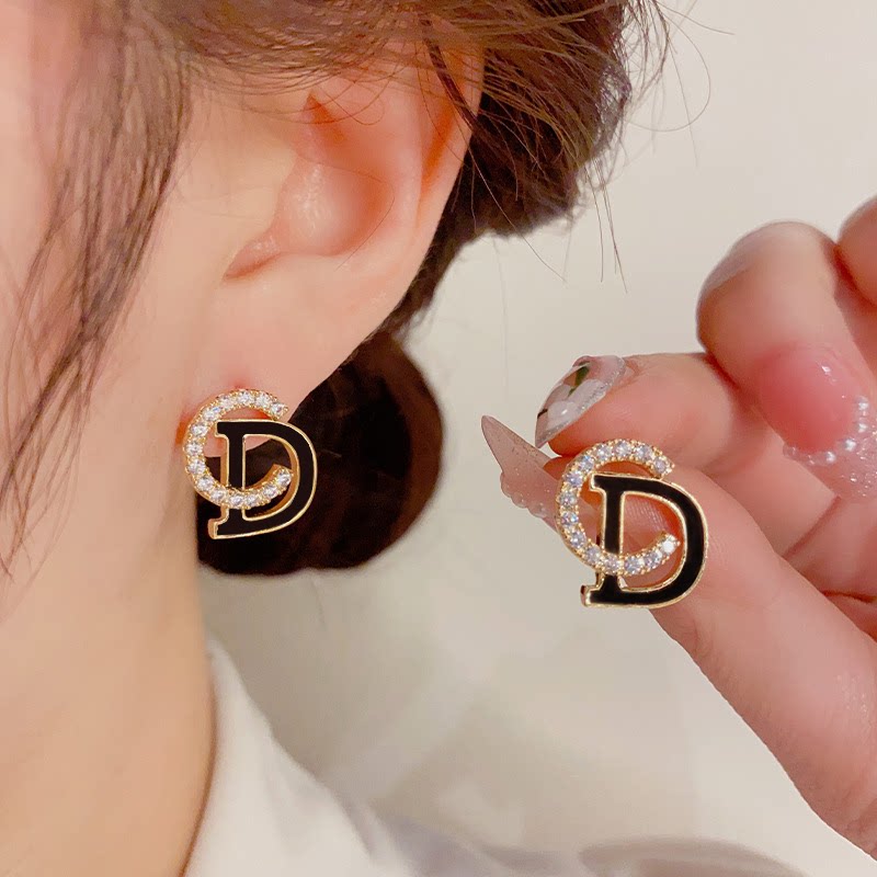高端轻奢小香风超闪CD字母耳环2026新款优雅女高级感耳饰耳钉气质