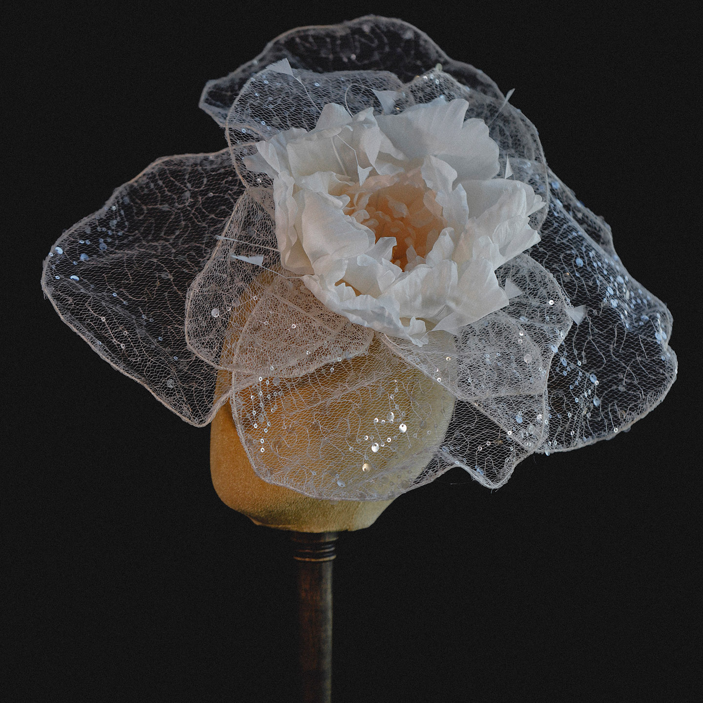 喜看手作蕾丝花瓣侧边