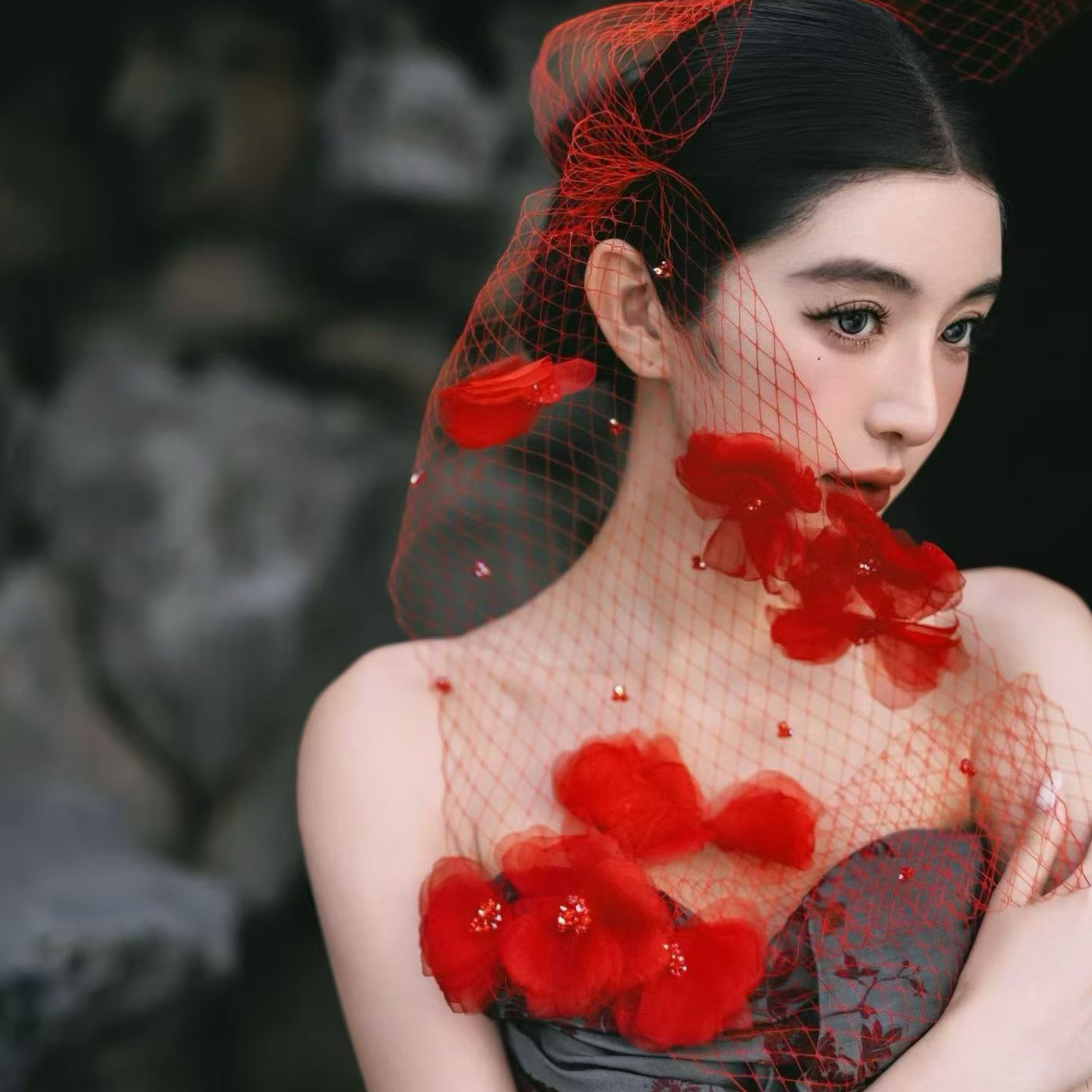 唯美酒红色花瓣蕾丝网纱
