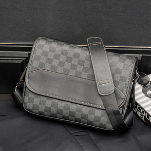 2025男士 邮差包格子单肩斜跨包潮 商务单肩包皮质大容量男休闲横款
