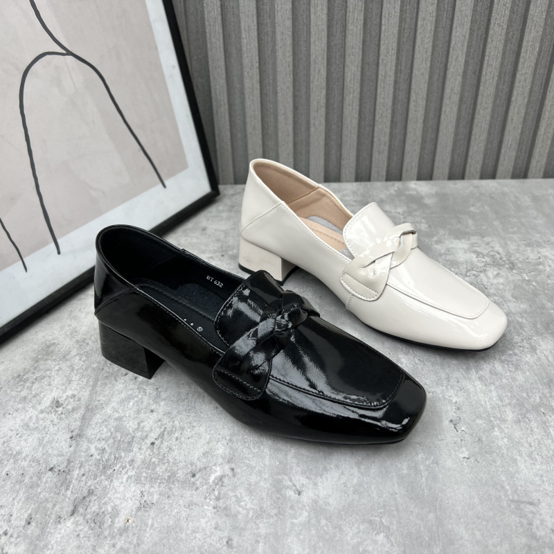 粗跟牛皮英伦风低帮米色单鞋