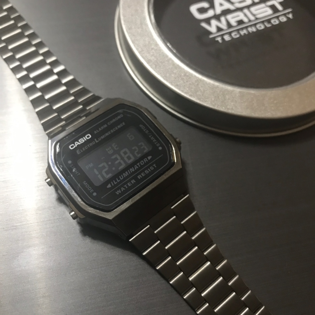 卡西欧新款复古方块电子手表钢带