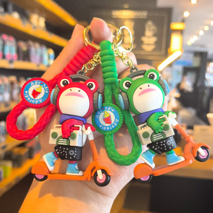 可爱滑板敬礼青蛙钥匙扣书包挂件卡通车钥匙链学生开学小礼物批发