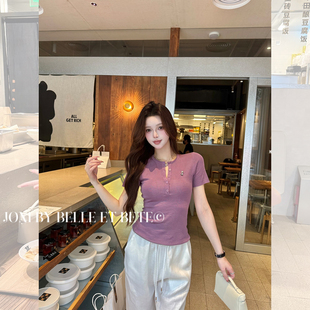 JONIbyBEB 送胸针 夏季 丝滑凉爽魅力紫半开领天丝针织短袖