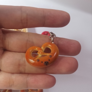 手作微缩食玩卡皮巴拉碱水结面包汽车挂件包挂吊坠创意个性拉链扣