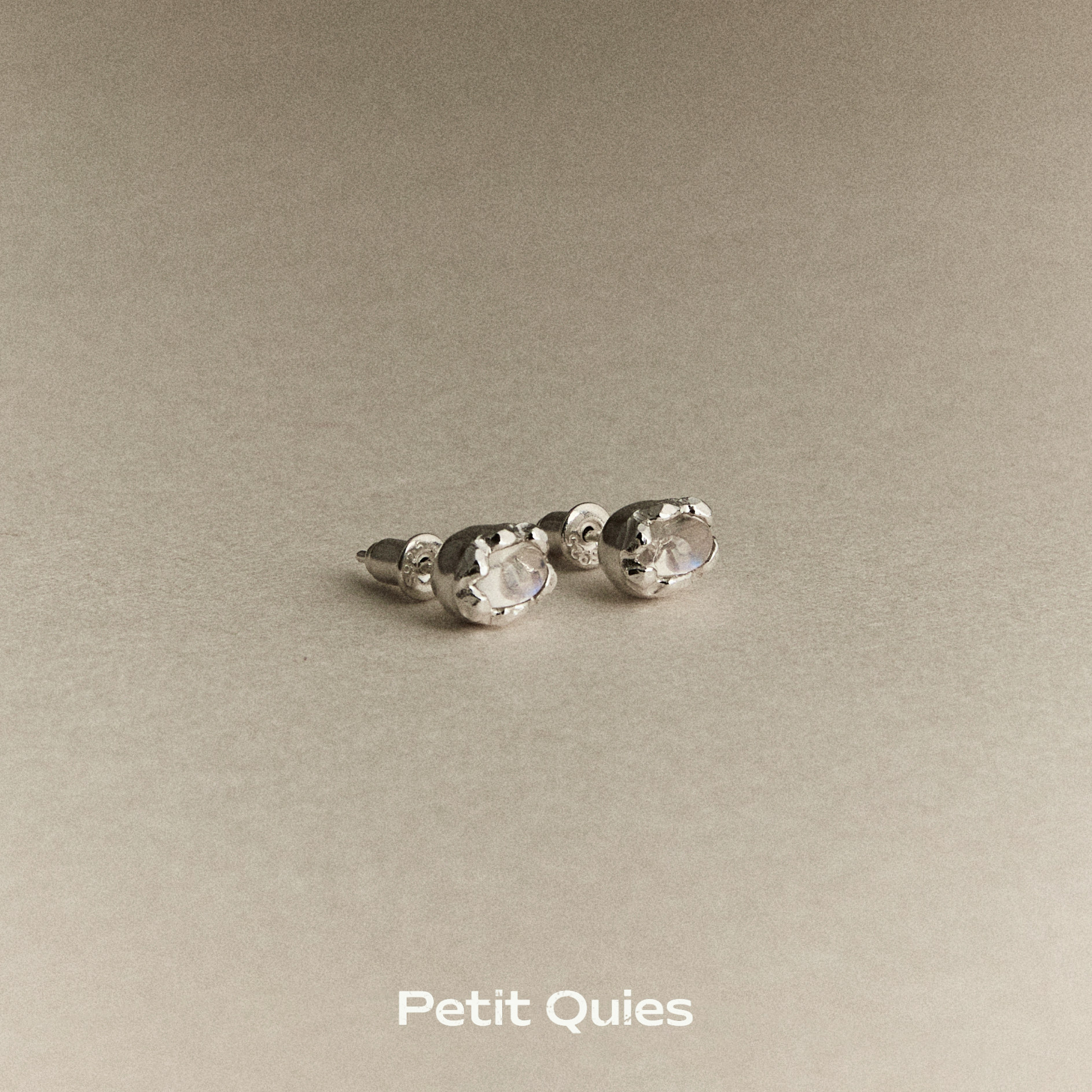 Petit Quies纯手工制通体925银天然月光石花瓣镶嵌耳钉男女同款