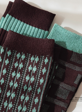 海边的棕榈树高耸入云间。薄荷绿色调中筒袜子，花纹太好看。