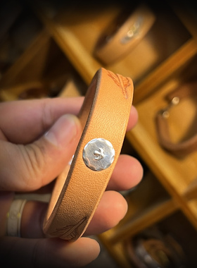 三生造物 925敲边飞鸟钉配 唐草纹C型银钩 13mm日本枥木植鞣牛皮