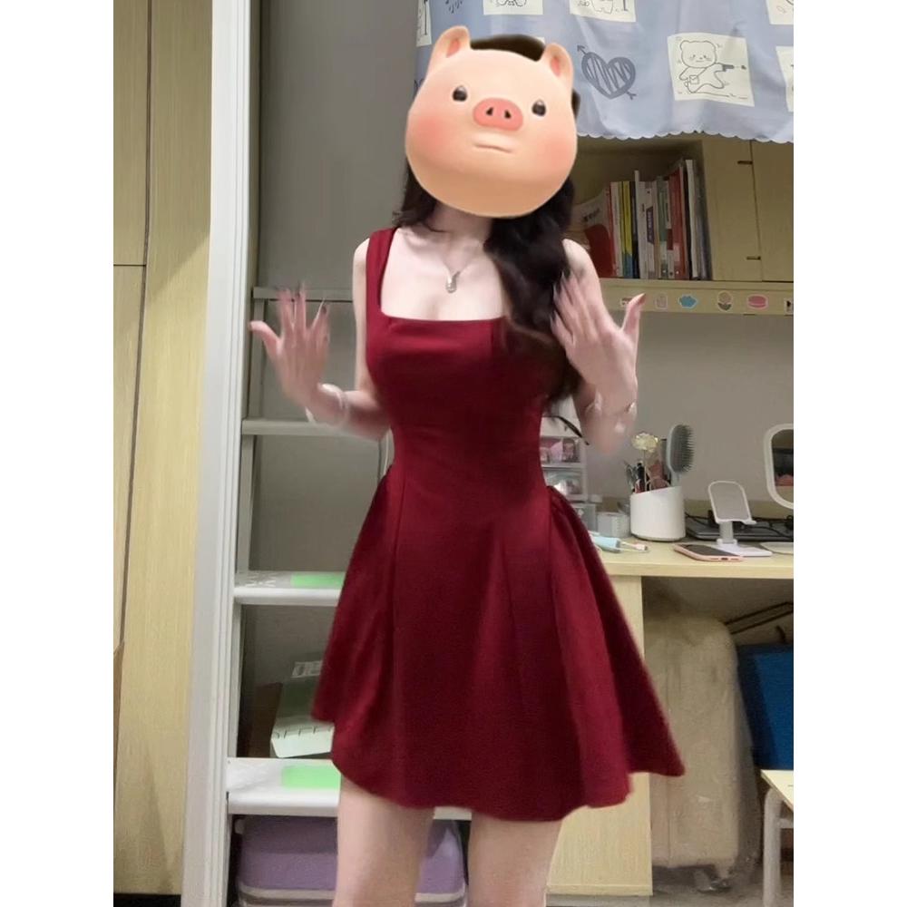 2025新款韩系氛围感红色吊带连衣裙子女夏小个子气质辣妹收腰短裙，女装连衣裙，米鹿服饰