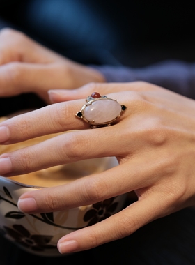 粉宝石镶钻戒指