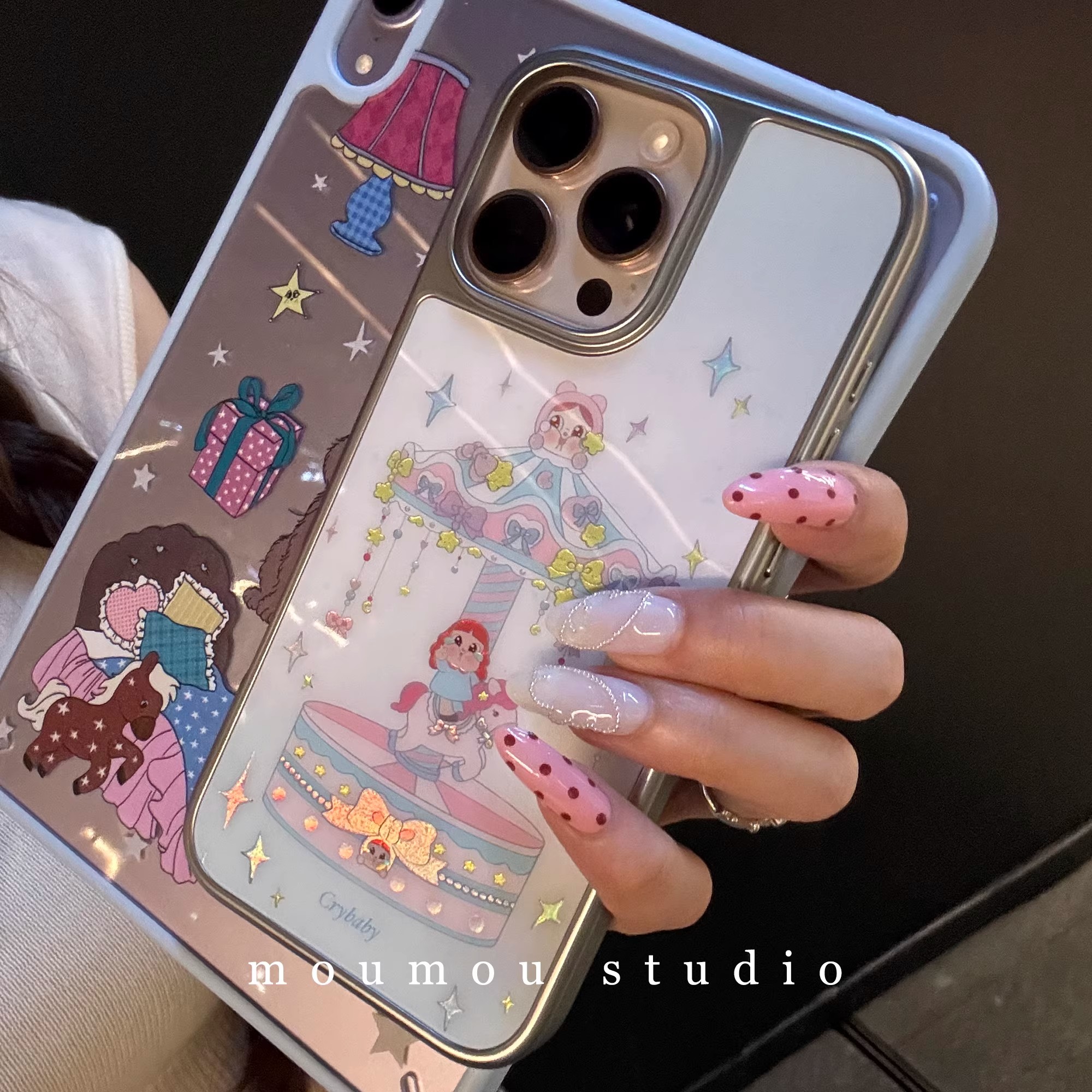 可爱电镀镭射哭娃适用iPhone15promax苹果16pro手机壳13防摔141211全包17promax新款17pro高级感15pro鎏金壳