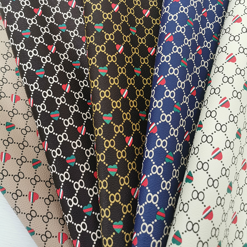 8字心形纹印花人造皮革面料厂家直供0.6厚化妆包眼镜包装礼盒DIY