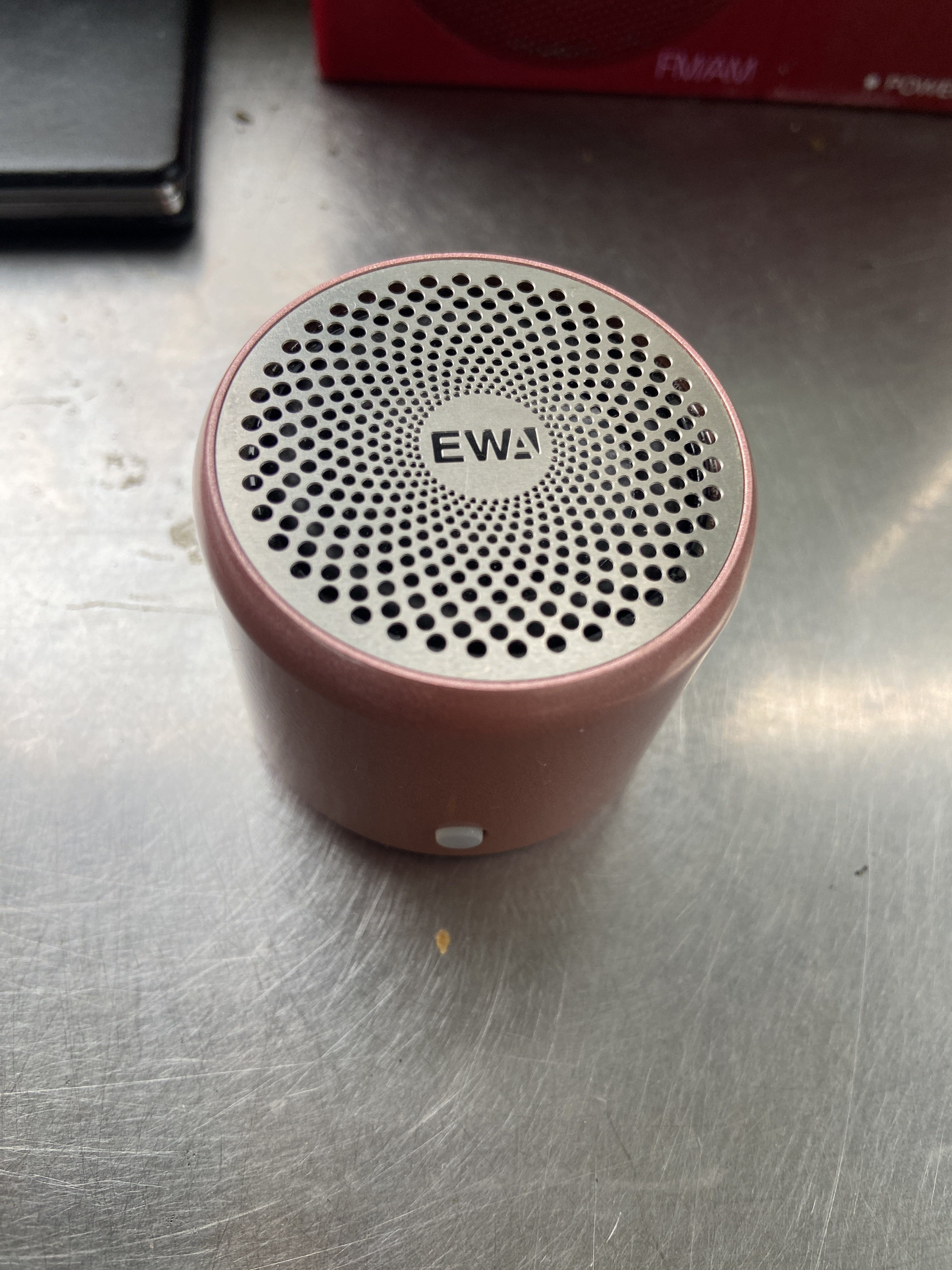 中古回流正品EWAA106pro蓝牙音箱粉色迷你款金属机身支持蓝牙连接