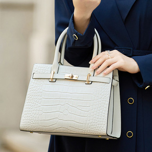 2025新款鳄鱼纹牛皮斜挎包女士手提包大容量女生感真皮凯丽包