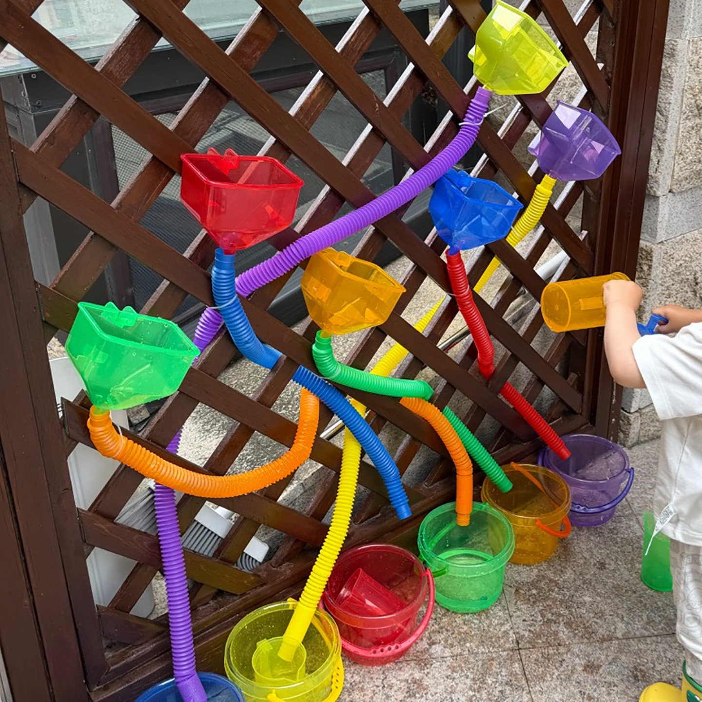 幼儿园户外环创开放性玩水墙DIY道具透明彩虹水桶游戏管道大漏斗