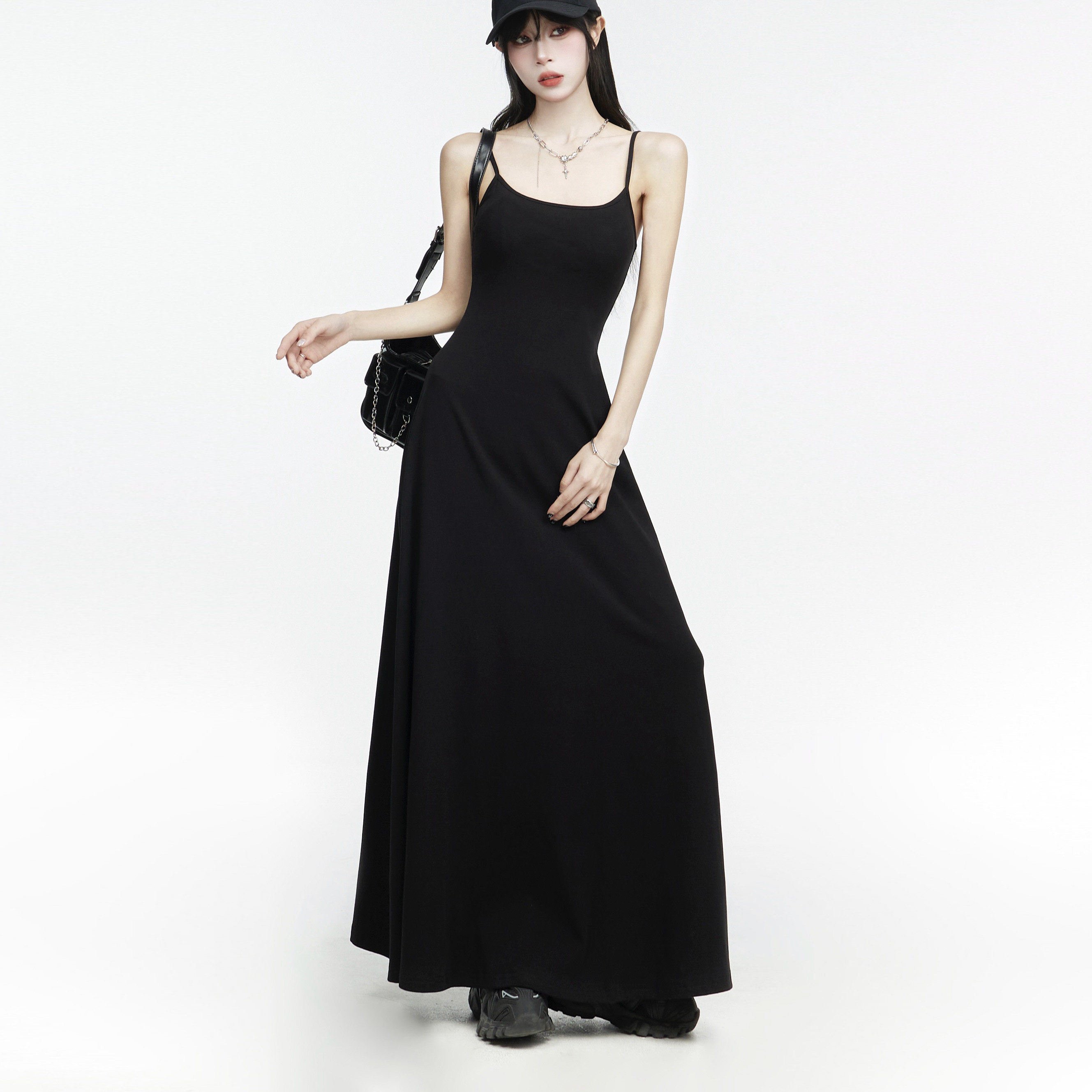 黑色细绳吊带洋装女2026