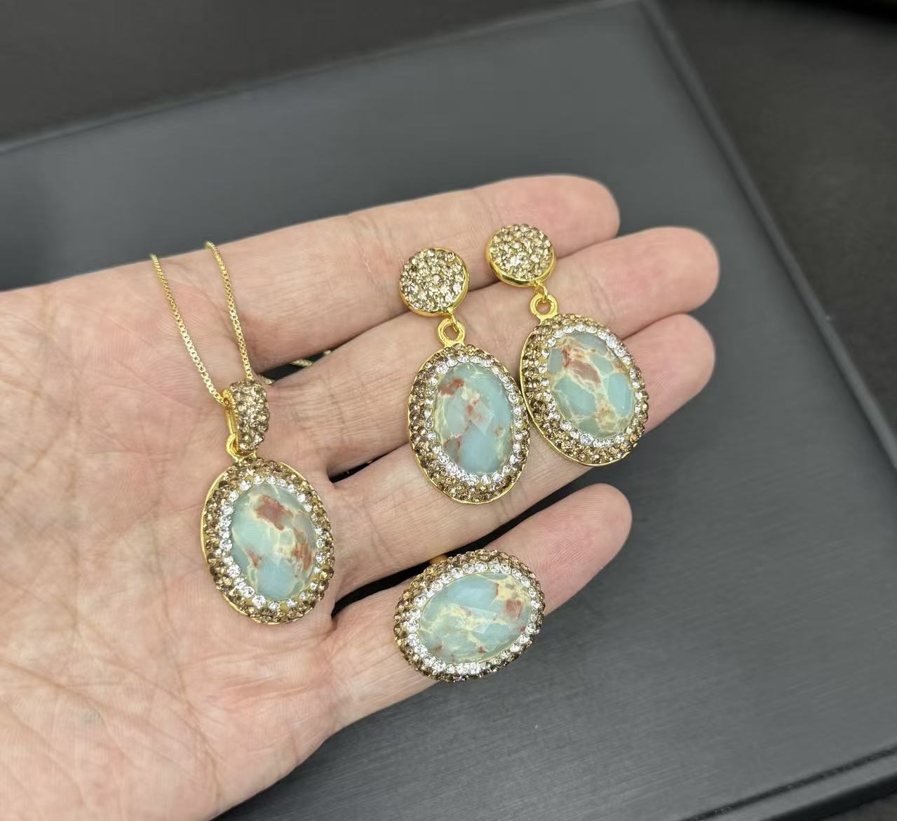 新款玉石手工镶嵌三件套个性满钻轻奢风直播货源松石首饰厂家批发