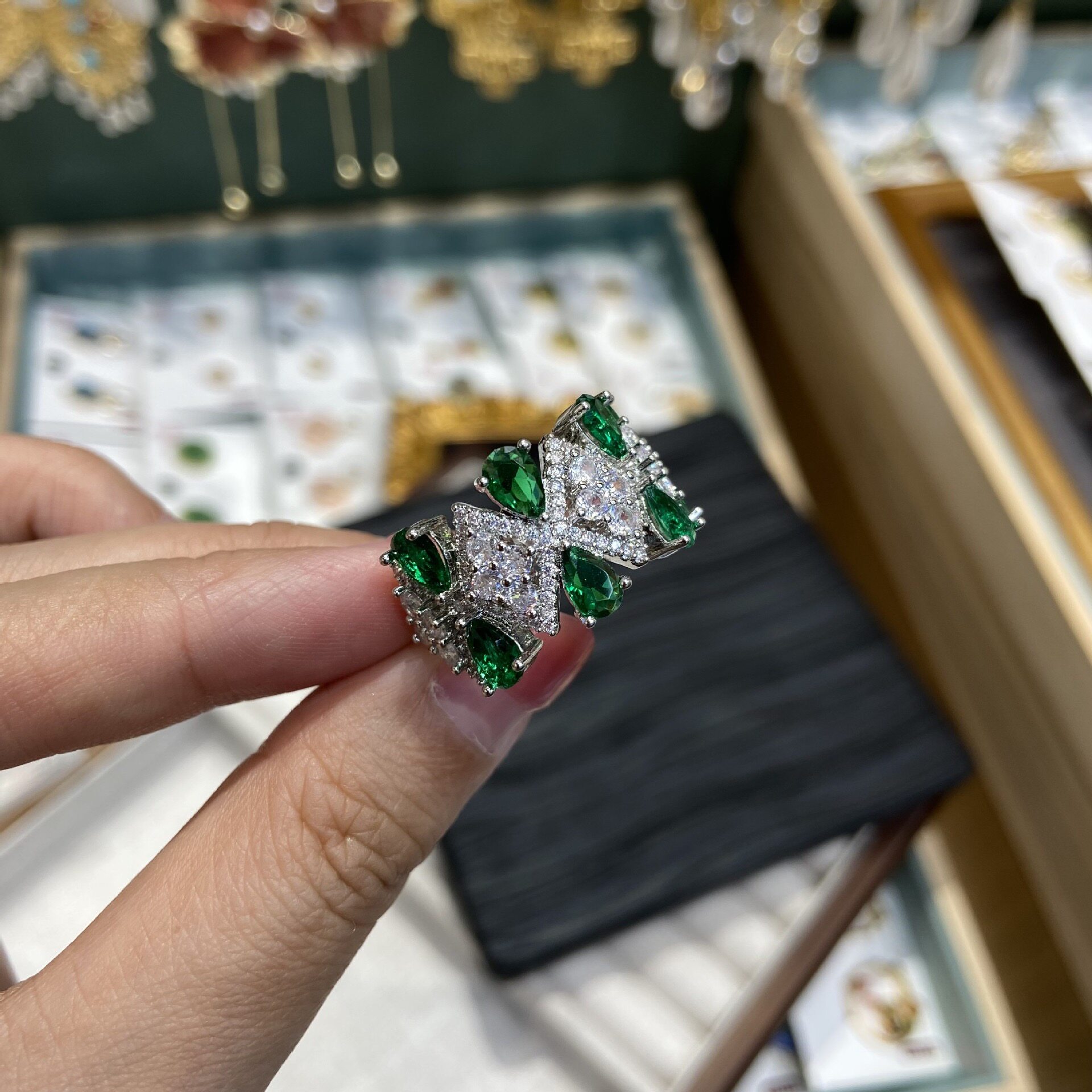 欧美时尚祖母绿戒指轻奢个性优雅宴会婚庆鸡尾酒舞会饰品